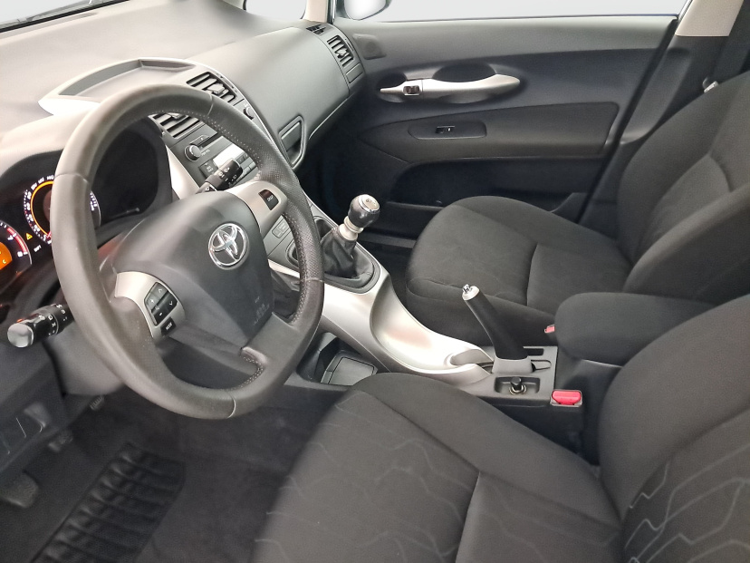 Toyota Auris, 2010