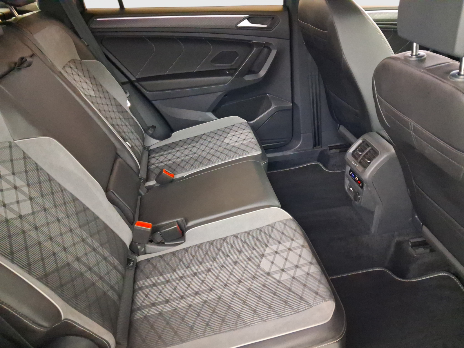 Volkswagen Tiguan - 2024