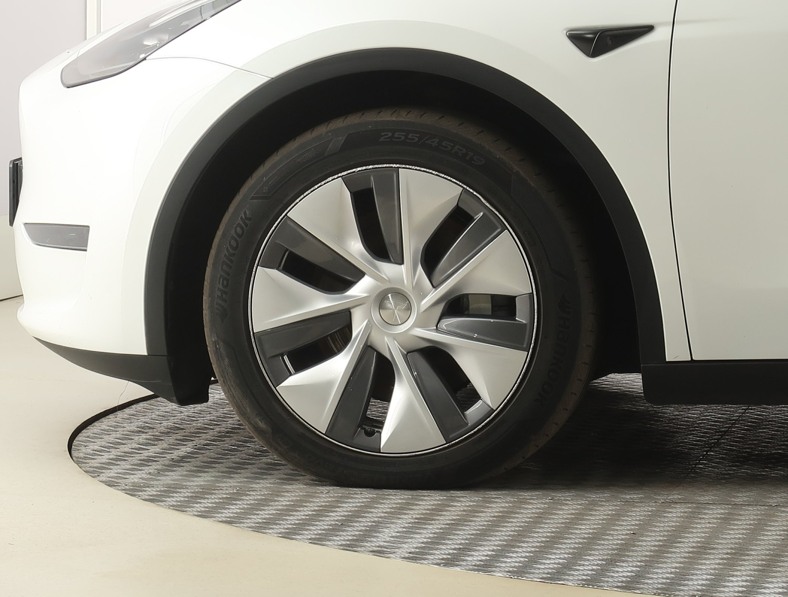 Tesla Model Y - 2023