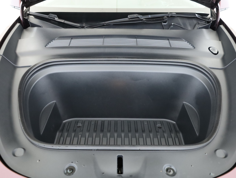 Tesla Model Y, 2024