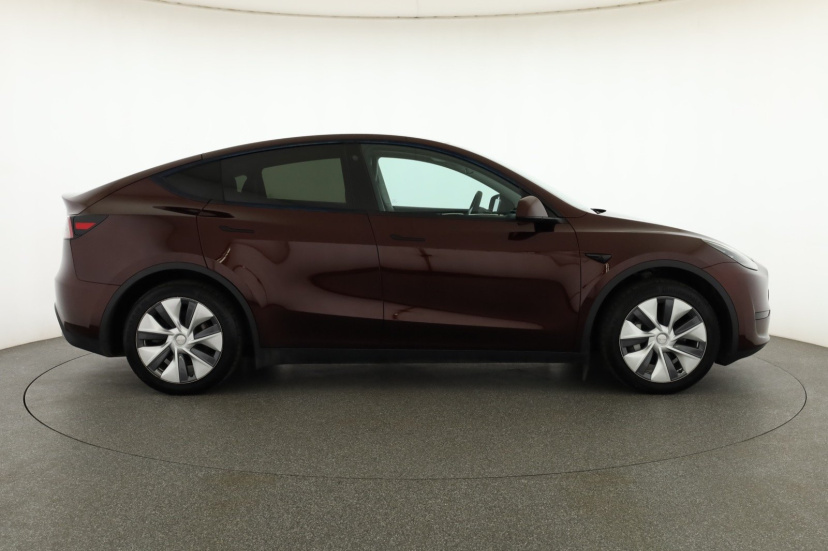 Tesla Model Y, 2024