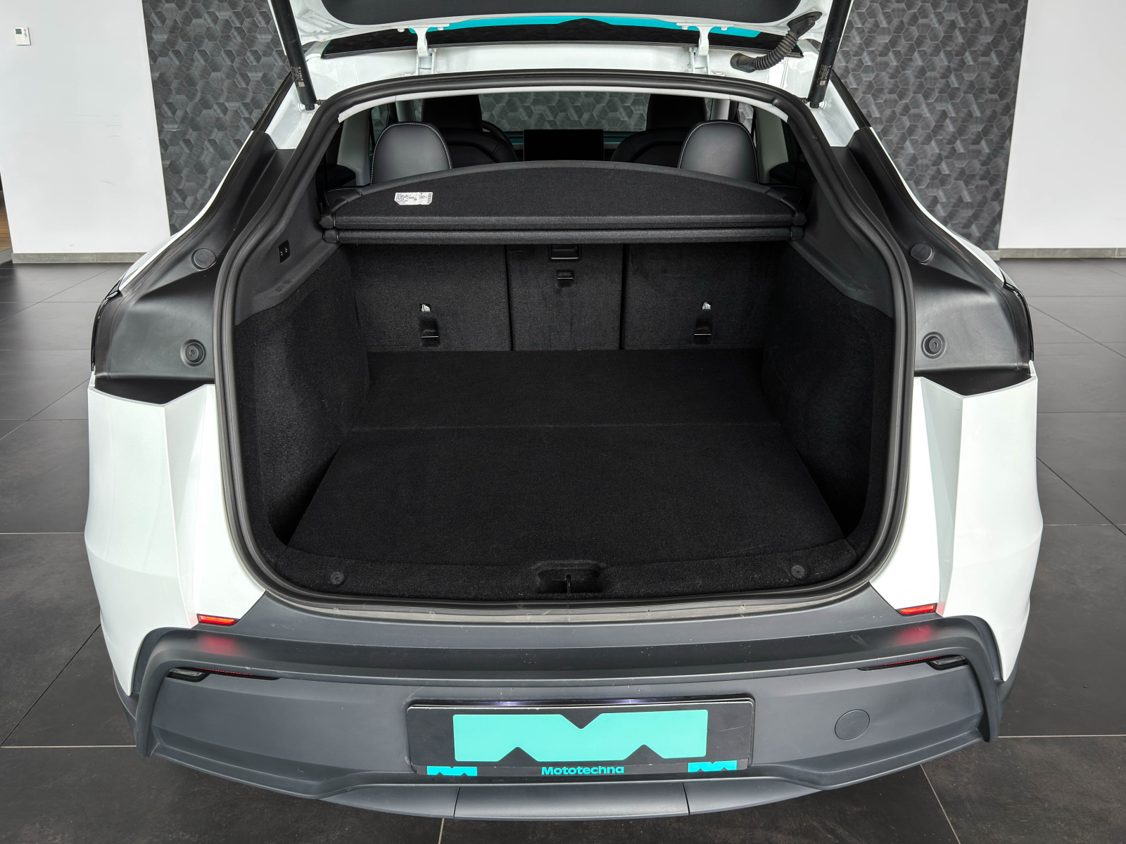 Tesla Model Y - 2025