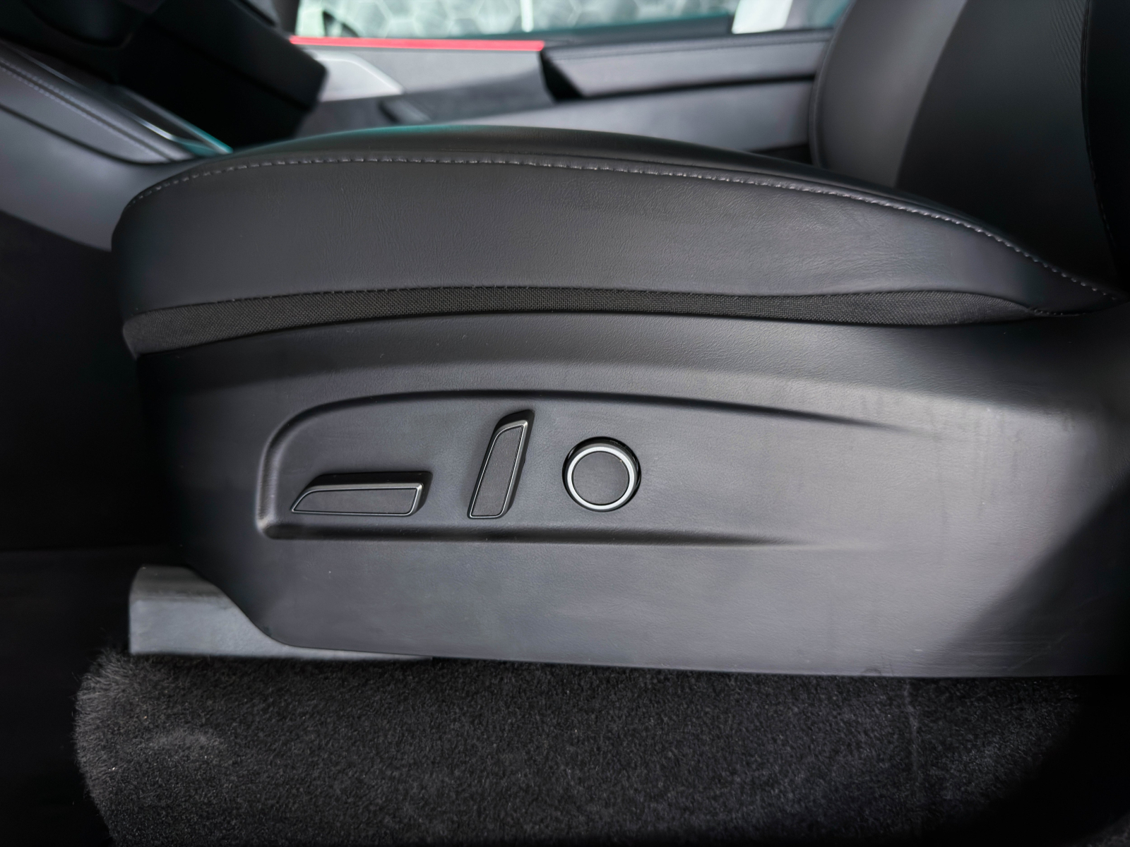 Tesla Model Y - 2025