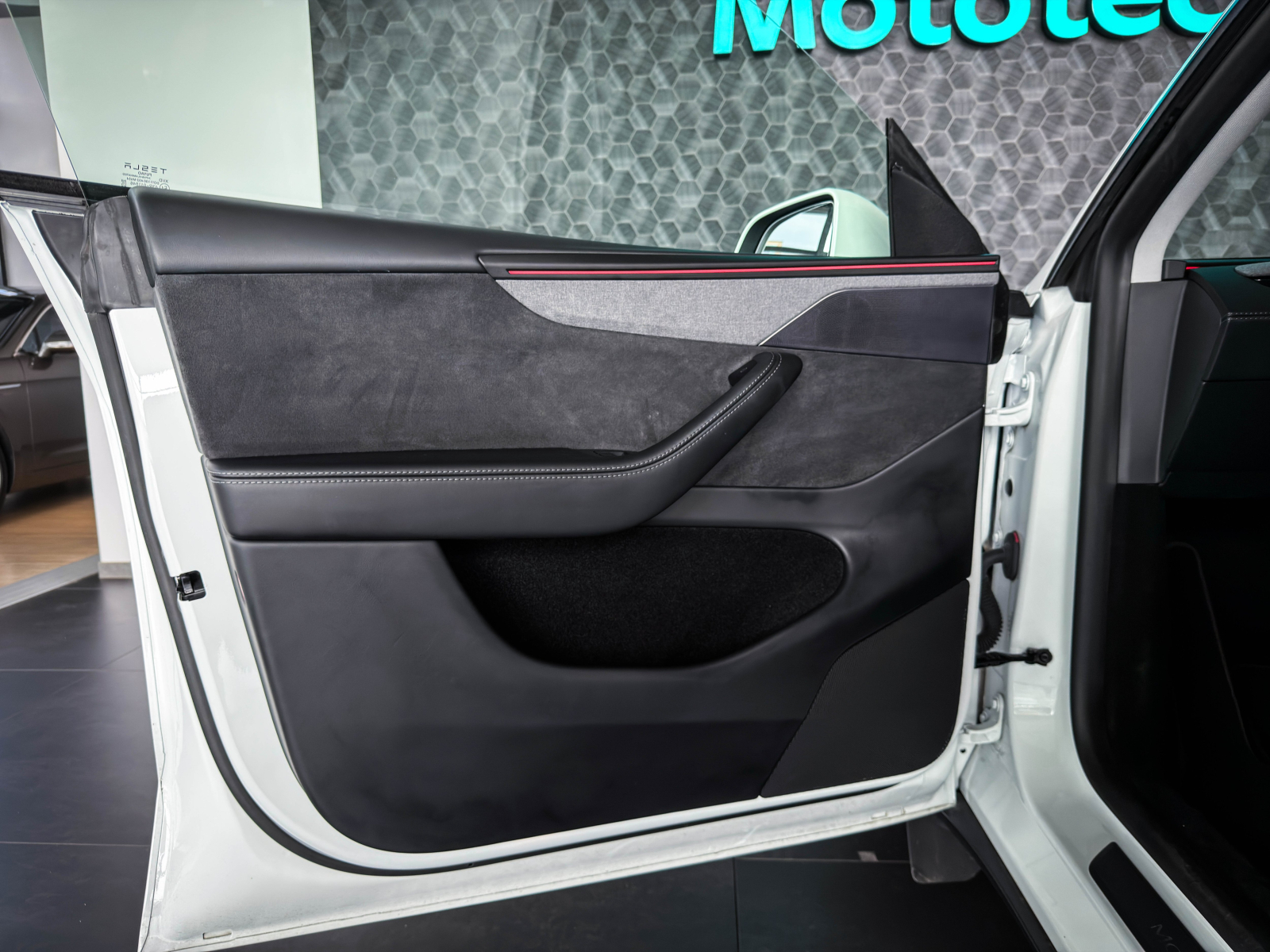 Tesla Model Y - 2025