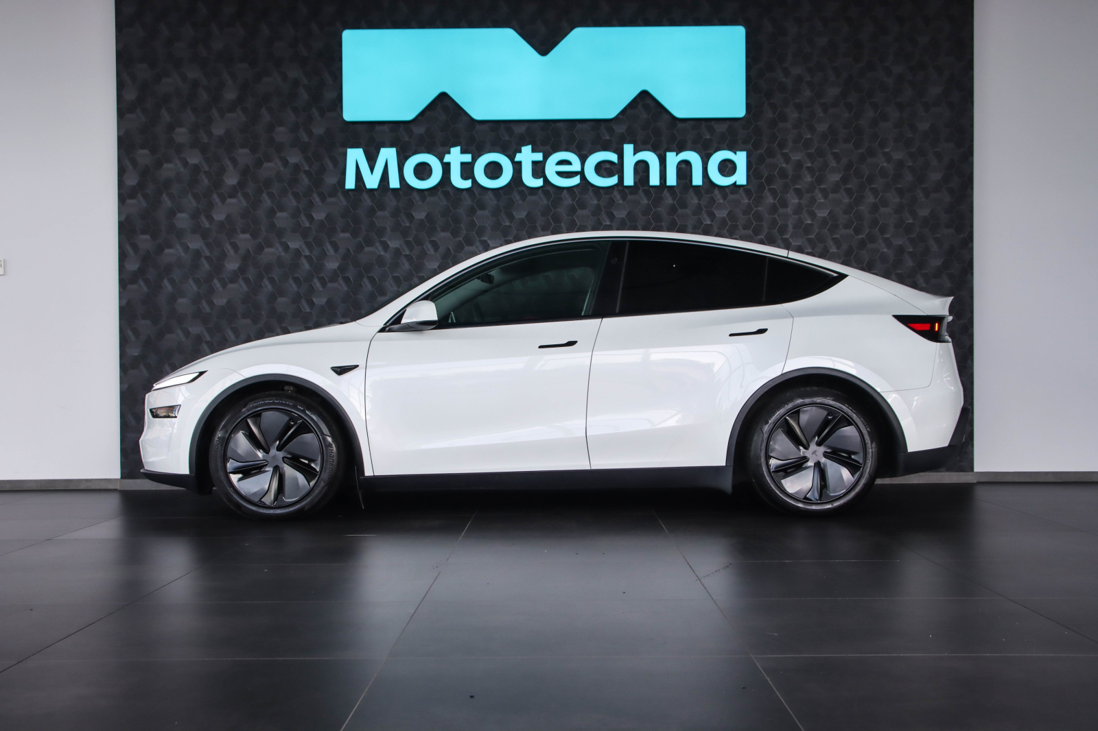 Tesla Model Y - 2025