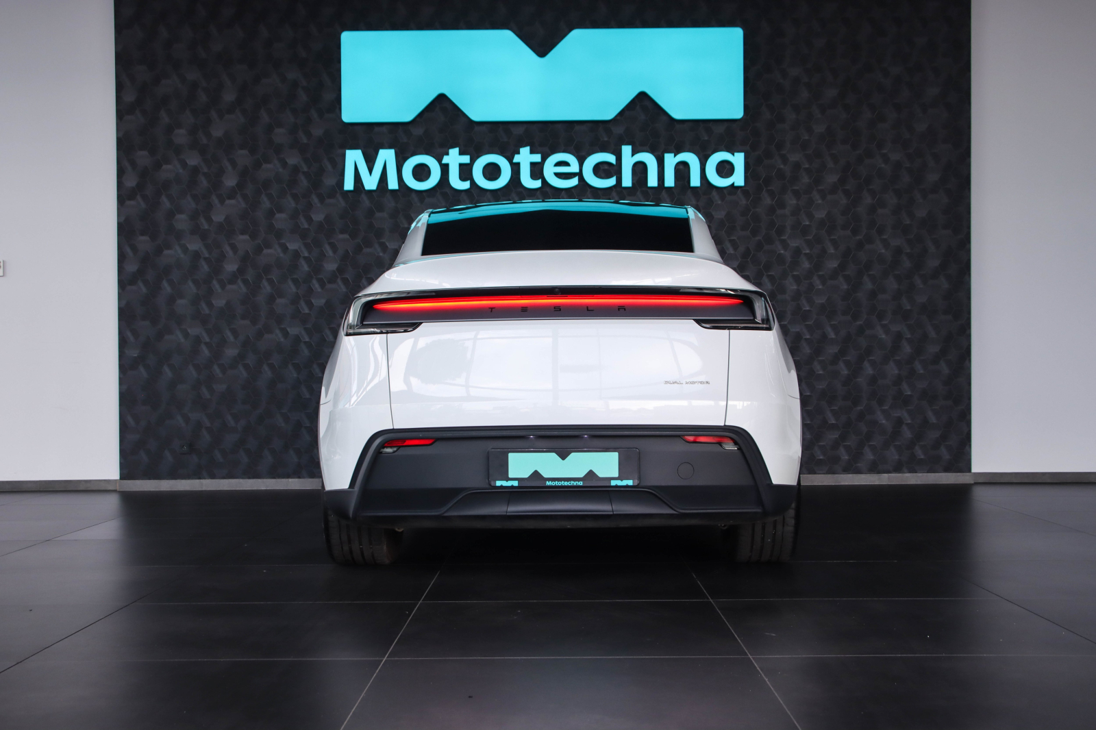 Tesla Model Y - 2025