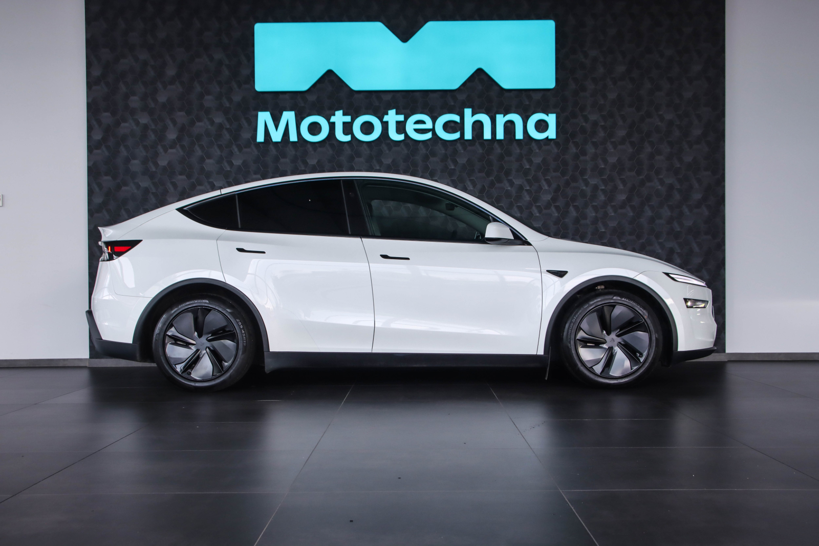 Tesla Model Y - 2025
