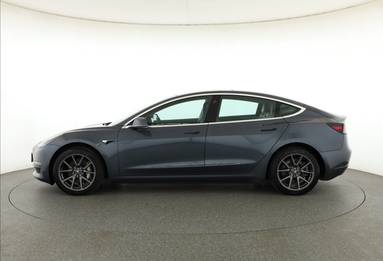 Tesla Model 3 Long Range AWD – fotografie 4