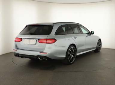 Mercedes-Benz E - 2021