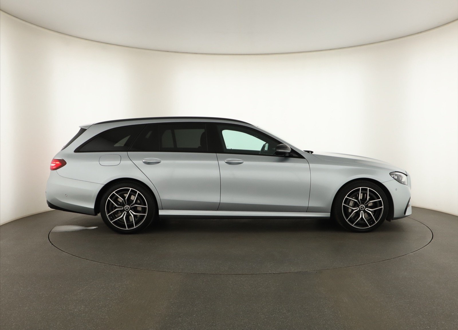 Mercedes-Benz E - 2021