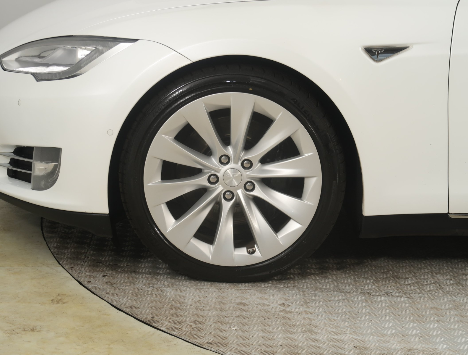 Tesla Model S 85D – fotografie 21