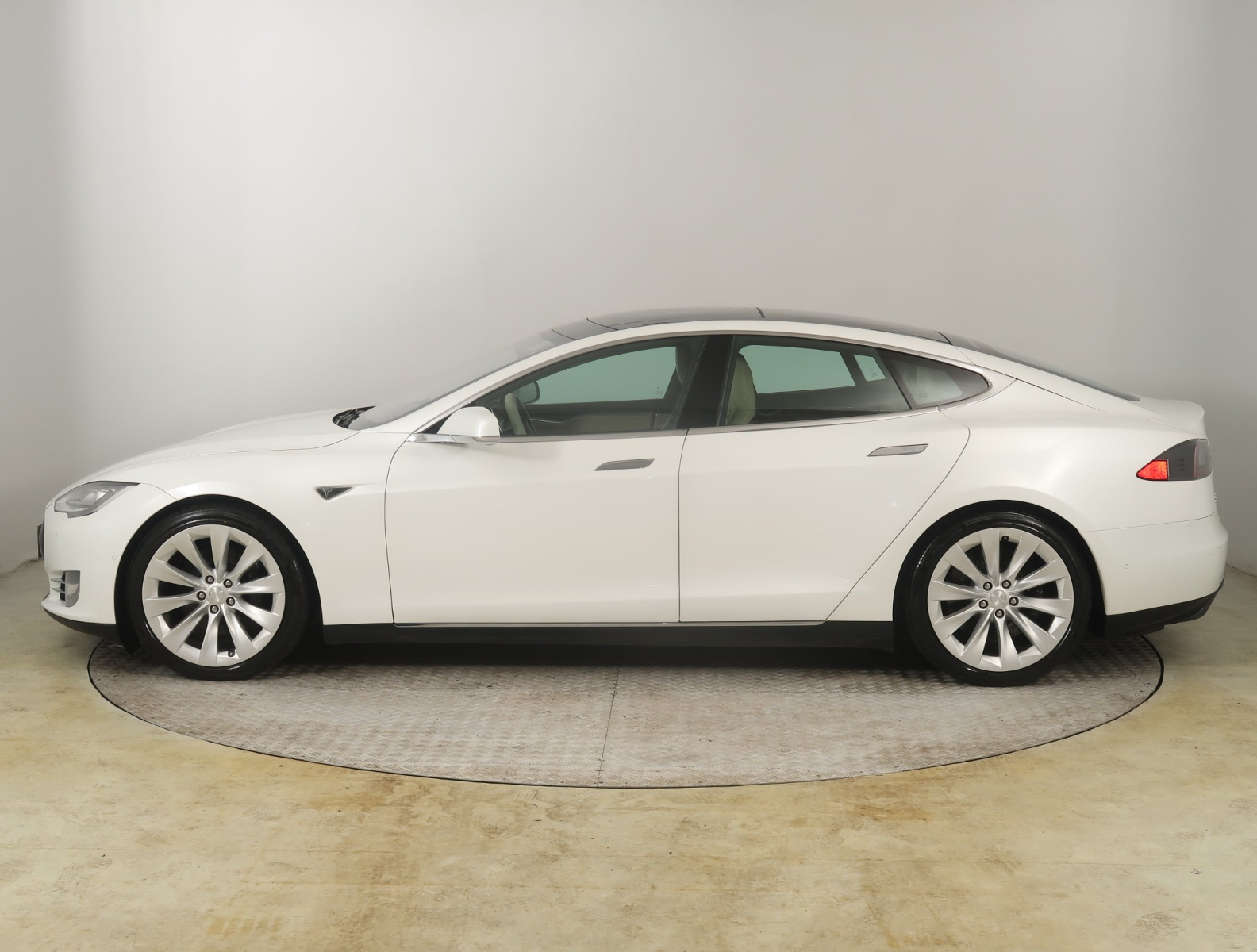 Tesla Model S 85D – fotografie 4