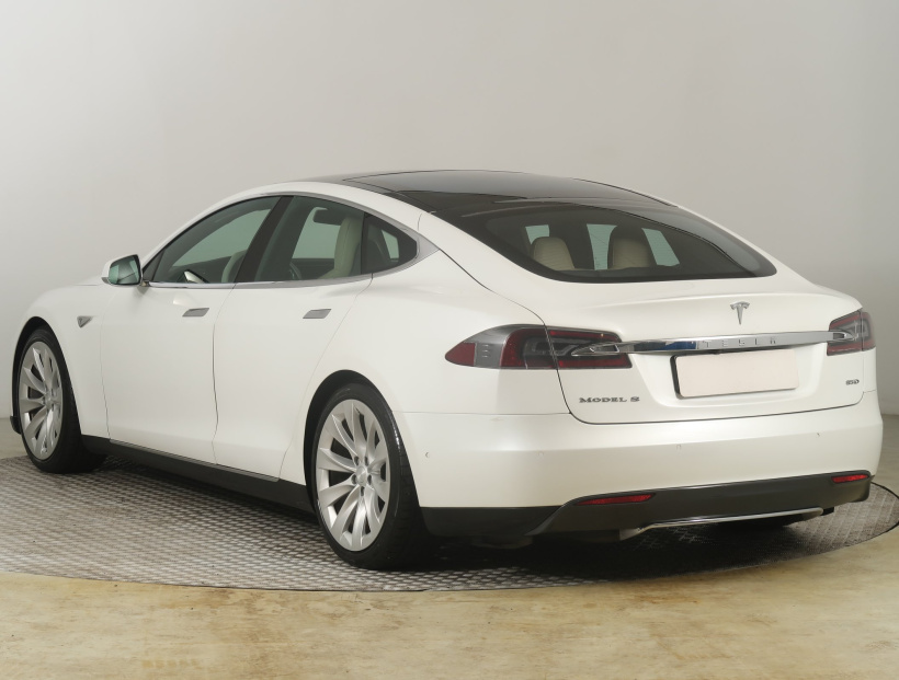 Tesla Model S, 2015