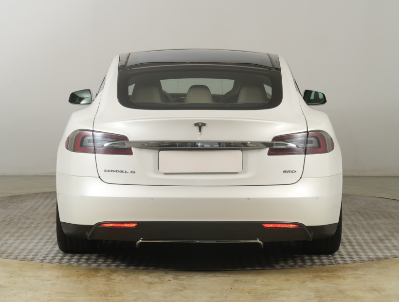 Tesla Model S, 2015