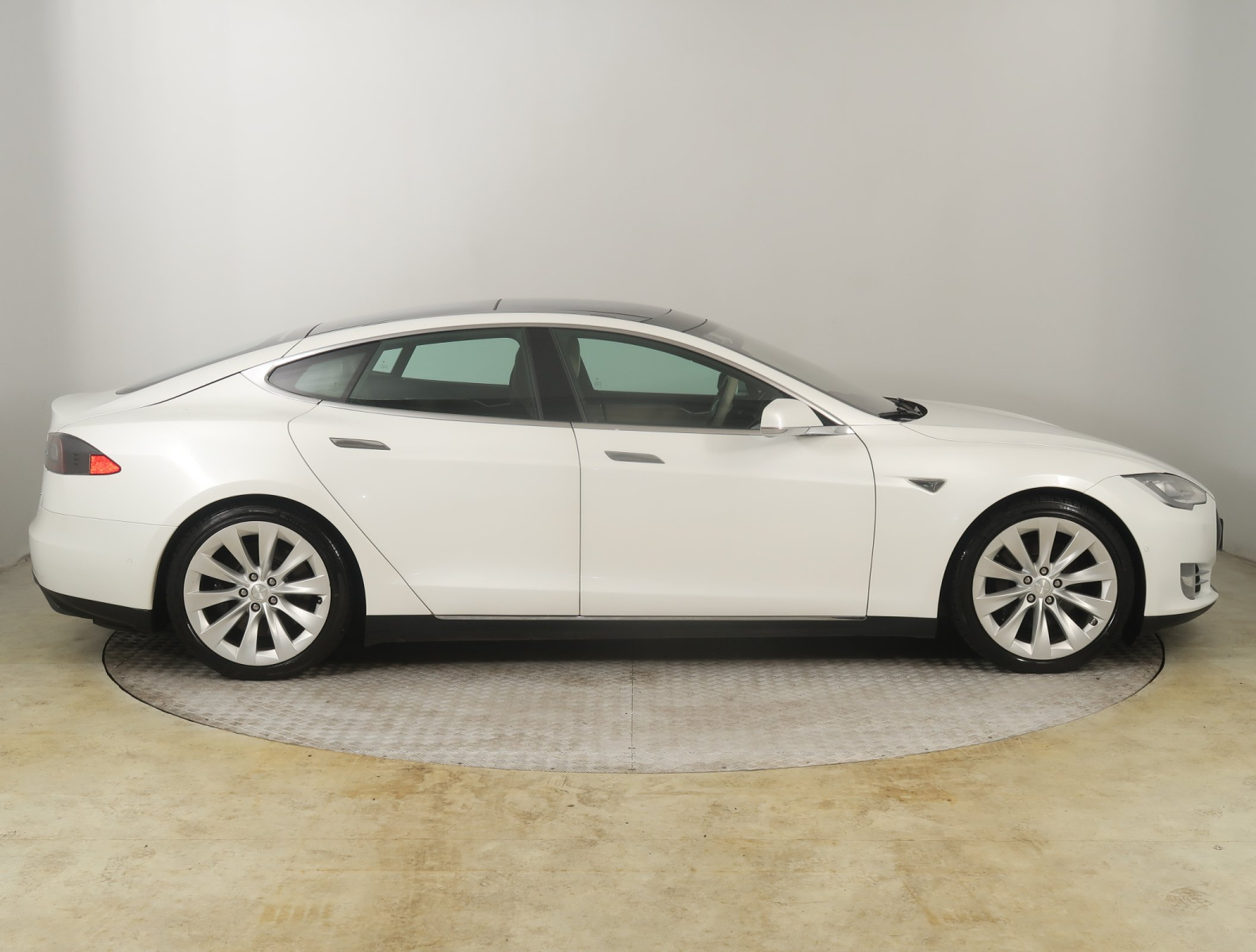 Tesla Model S 85D – fotografie 8