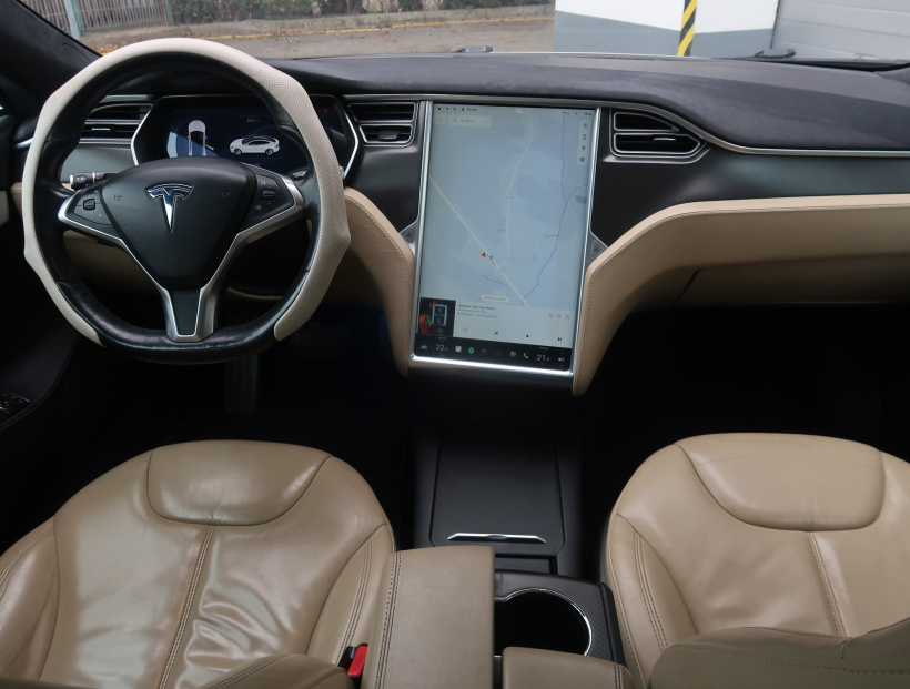 Tesla Model S, 2015