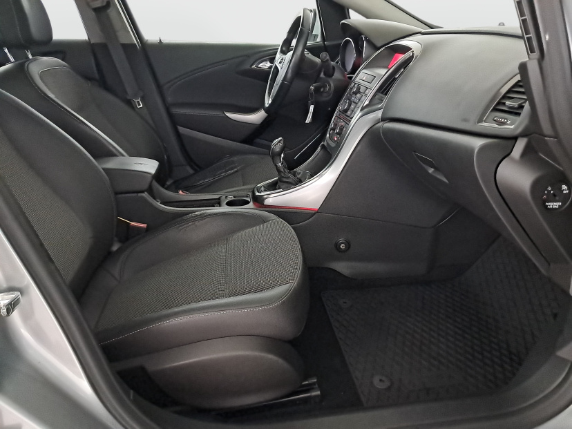 Opel Astra, 2011