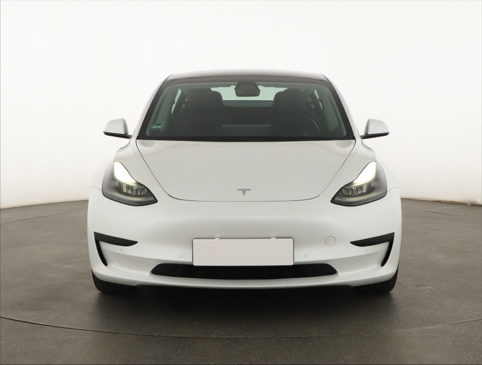 Tesla Model 3 Standard Range Plus – fotografie 2