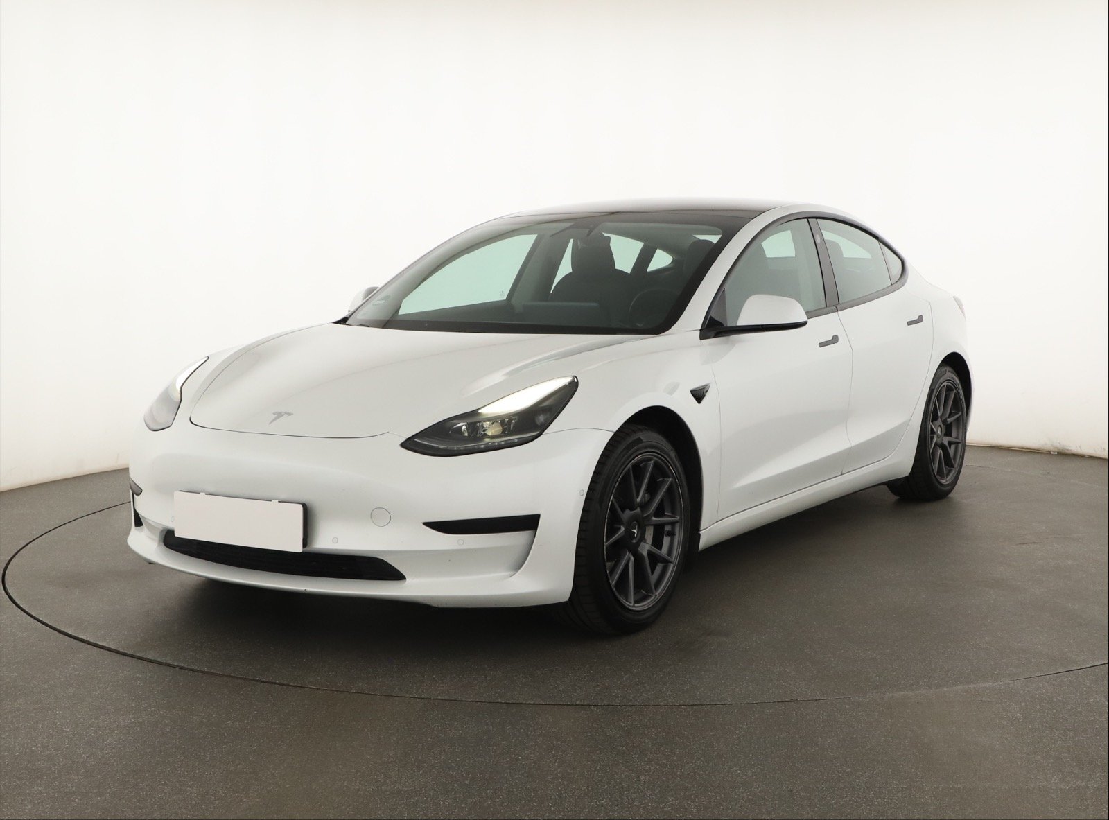 Tesla Model 3 Standard Range Plus – fotografie 3