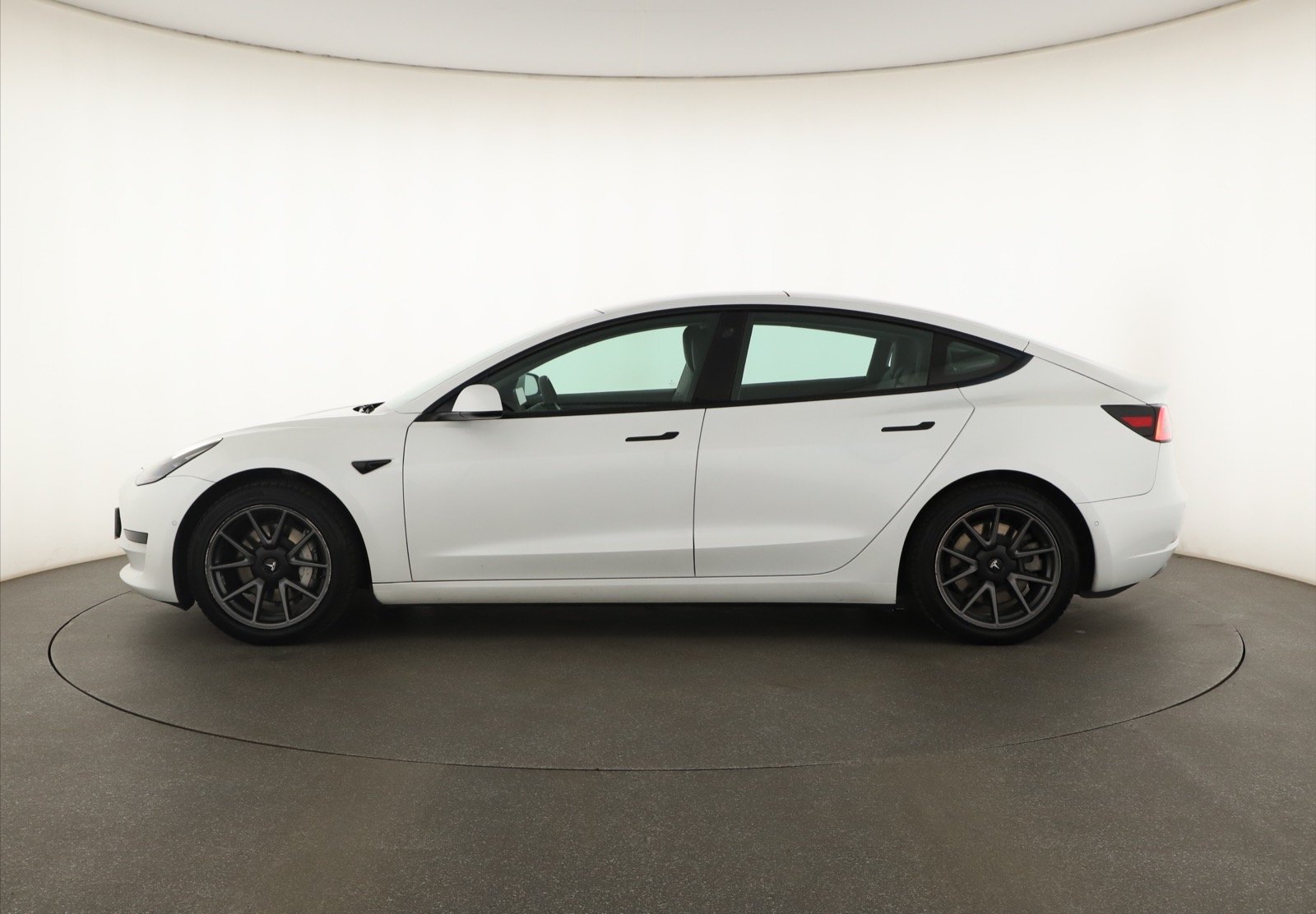 Tesla Model 3 Standard Range Plus – fotografie 4