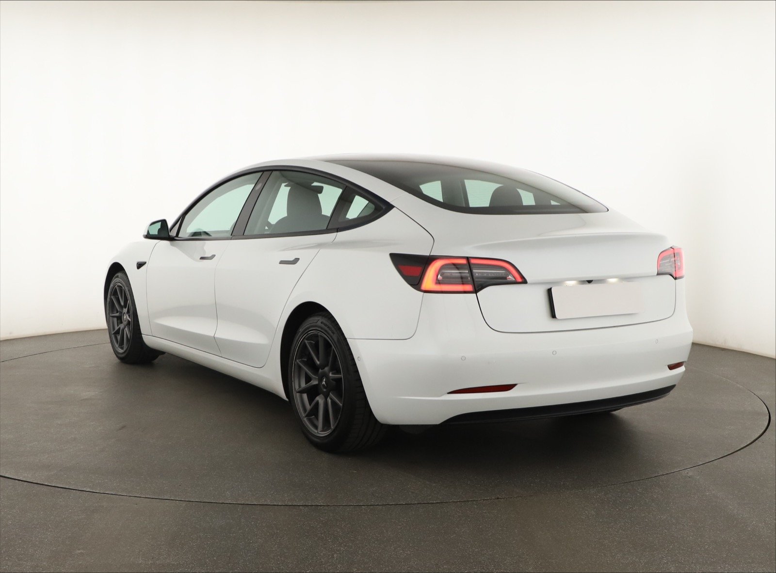 Tesla Model 3 Standard Range Plus – fotografie 5