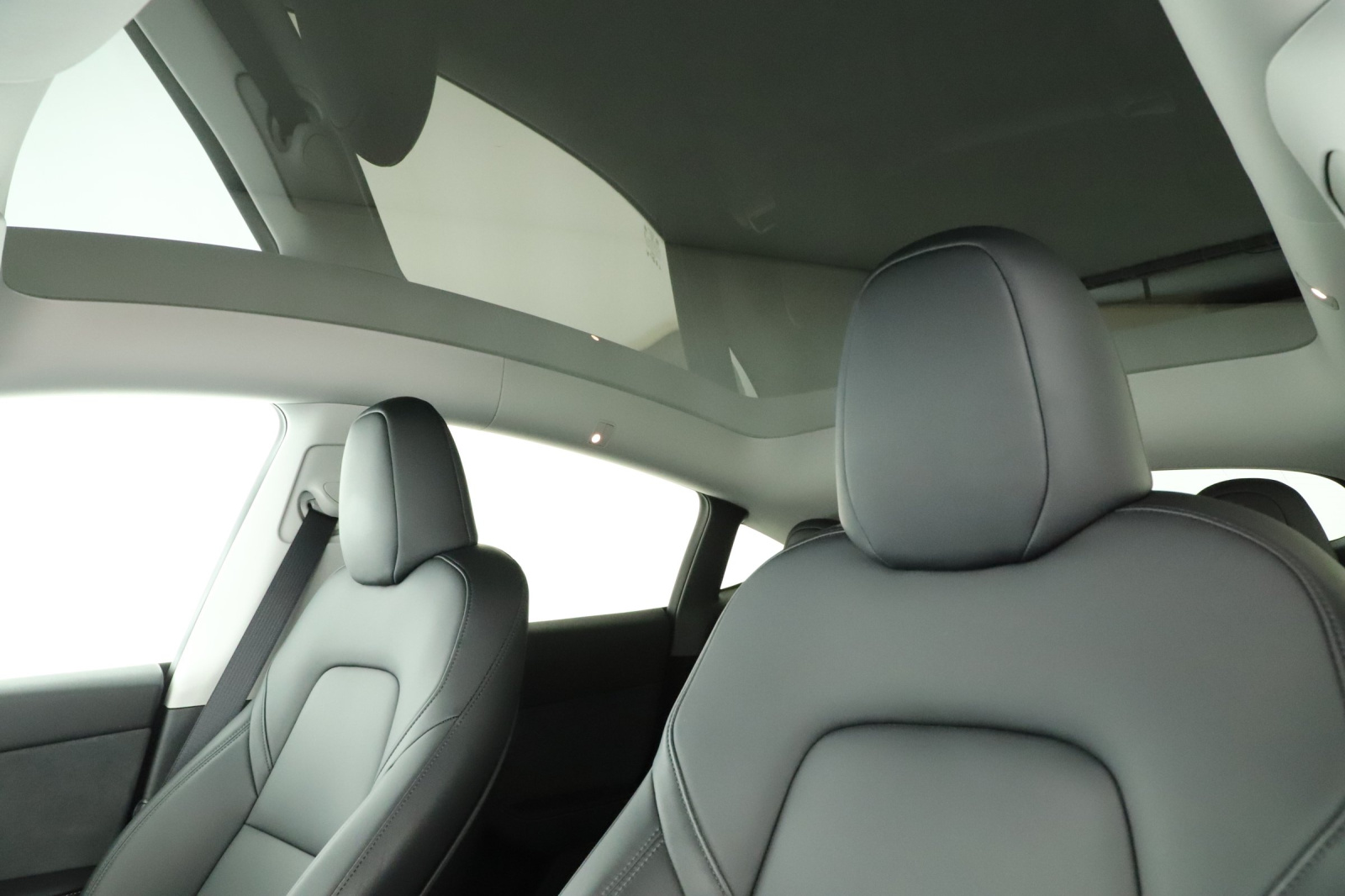 Tesla Model Y Long Range AWD – fotografie 18