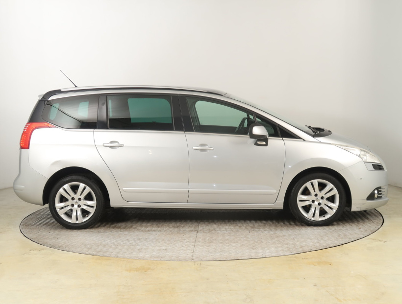Peugeot 5008, 2011