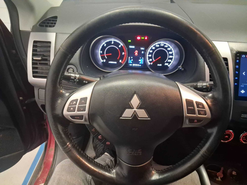 Mitsubishi Outlander, 2011