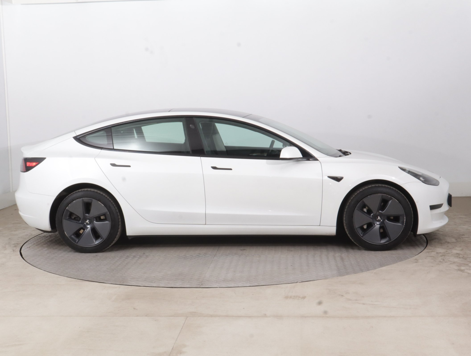 Tesla Model 3 Standard Range Plus – fotografie 8