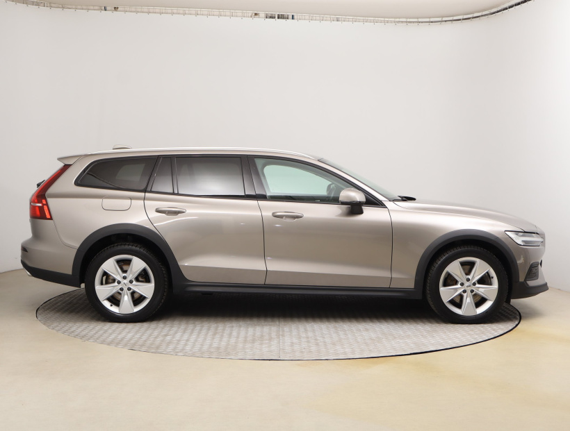 Volvo V60 Cross Country, 2021