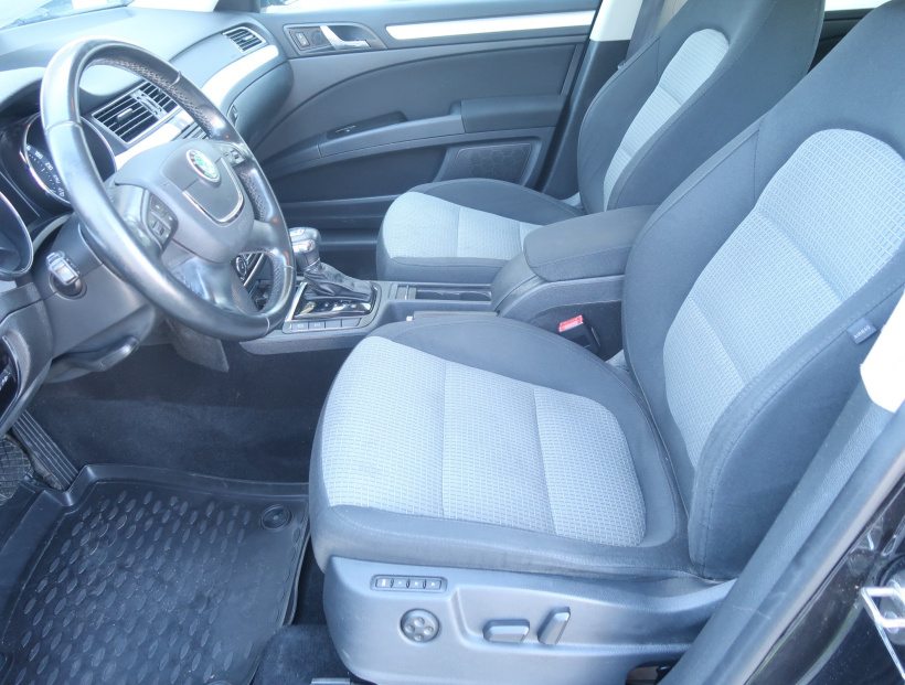 Škoda Superb, 2011