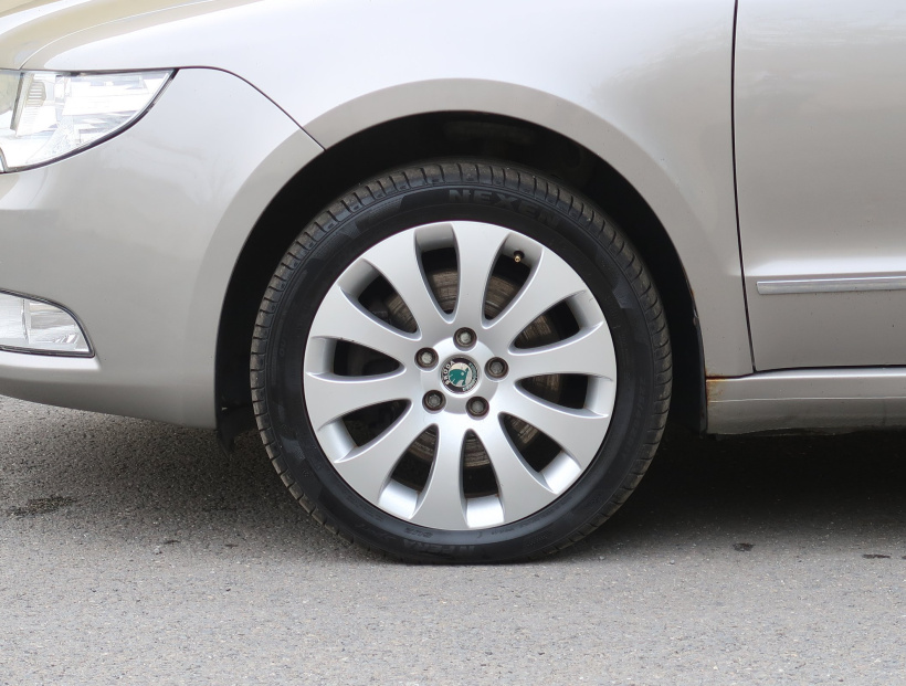 Škoda Superb, 2011