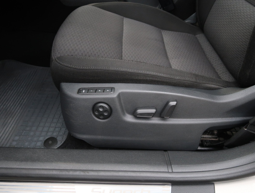 Škoda Superb, 2011