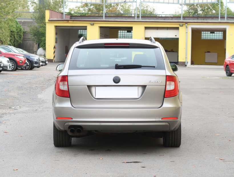 Škoda Superb, 2011