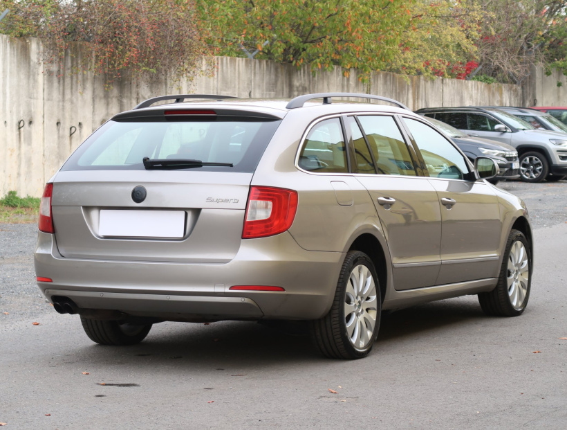 Škoda Superb, 2011