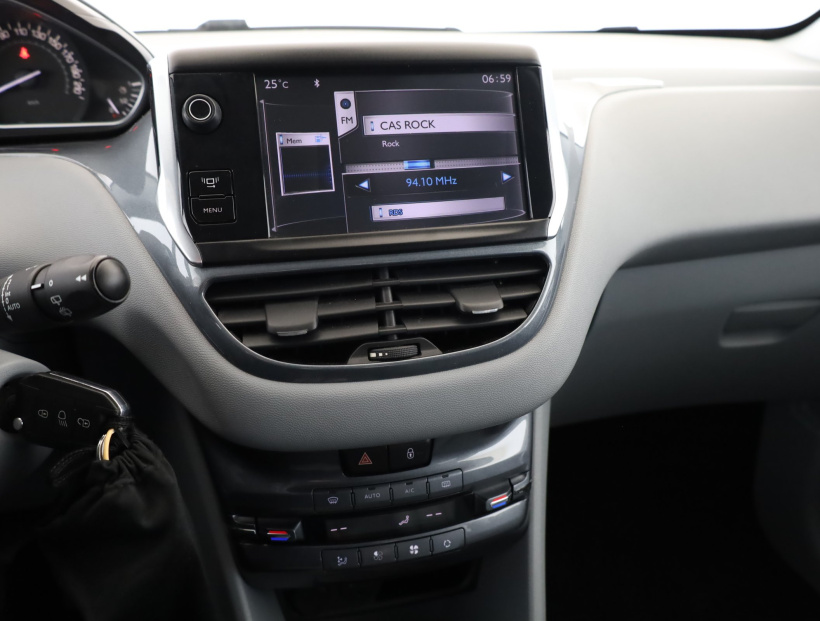 Peugeot 208, 2012