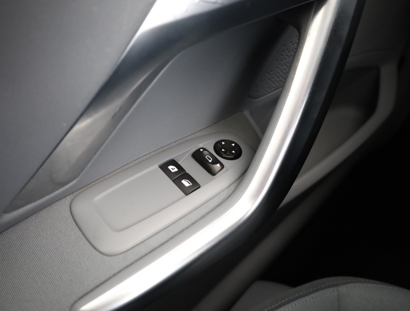 Peugeot 208, 2012