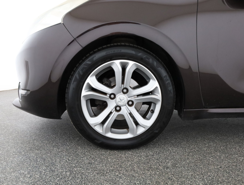 Peugeot 208, 2012