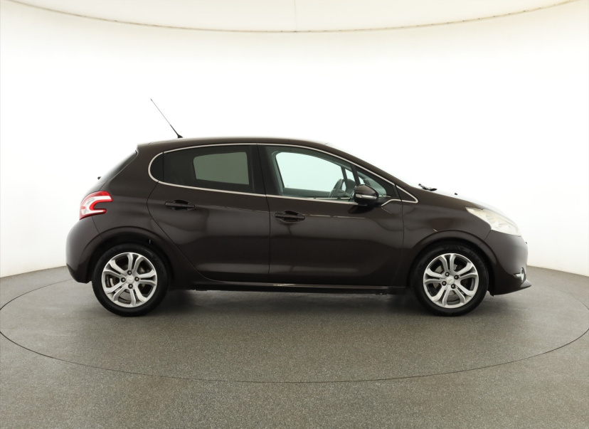 Peugeot 208, 2012