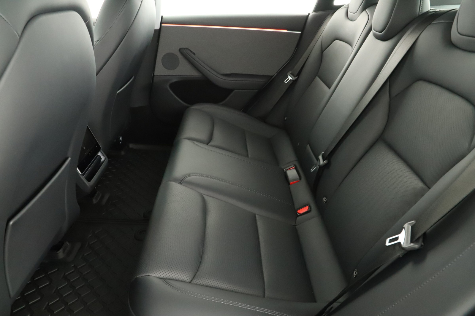 Tesla Model 3 Standard Range Plus – fotografie 12