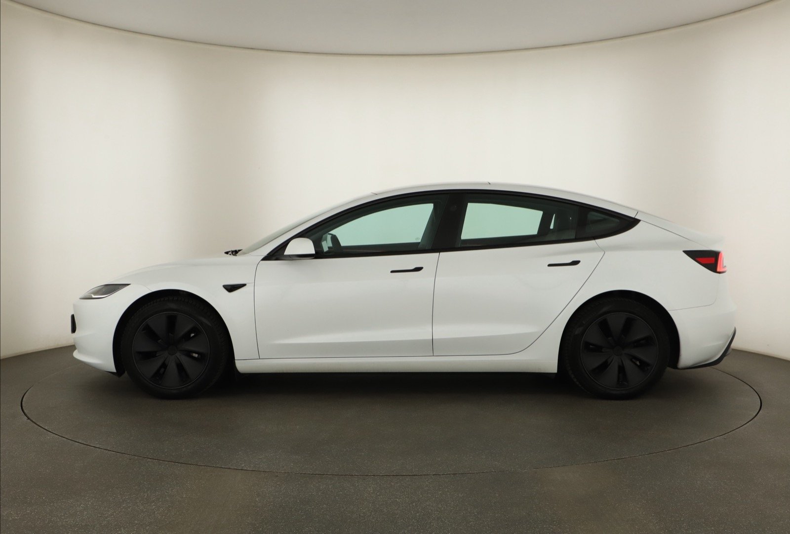Tesla Model 3 Standard Range Plus – fotografie 4
