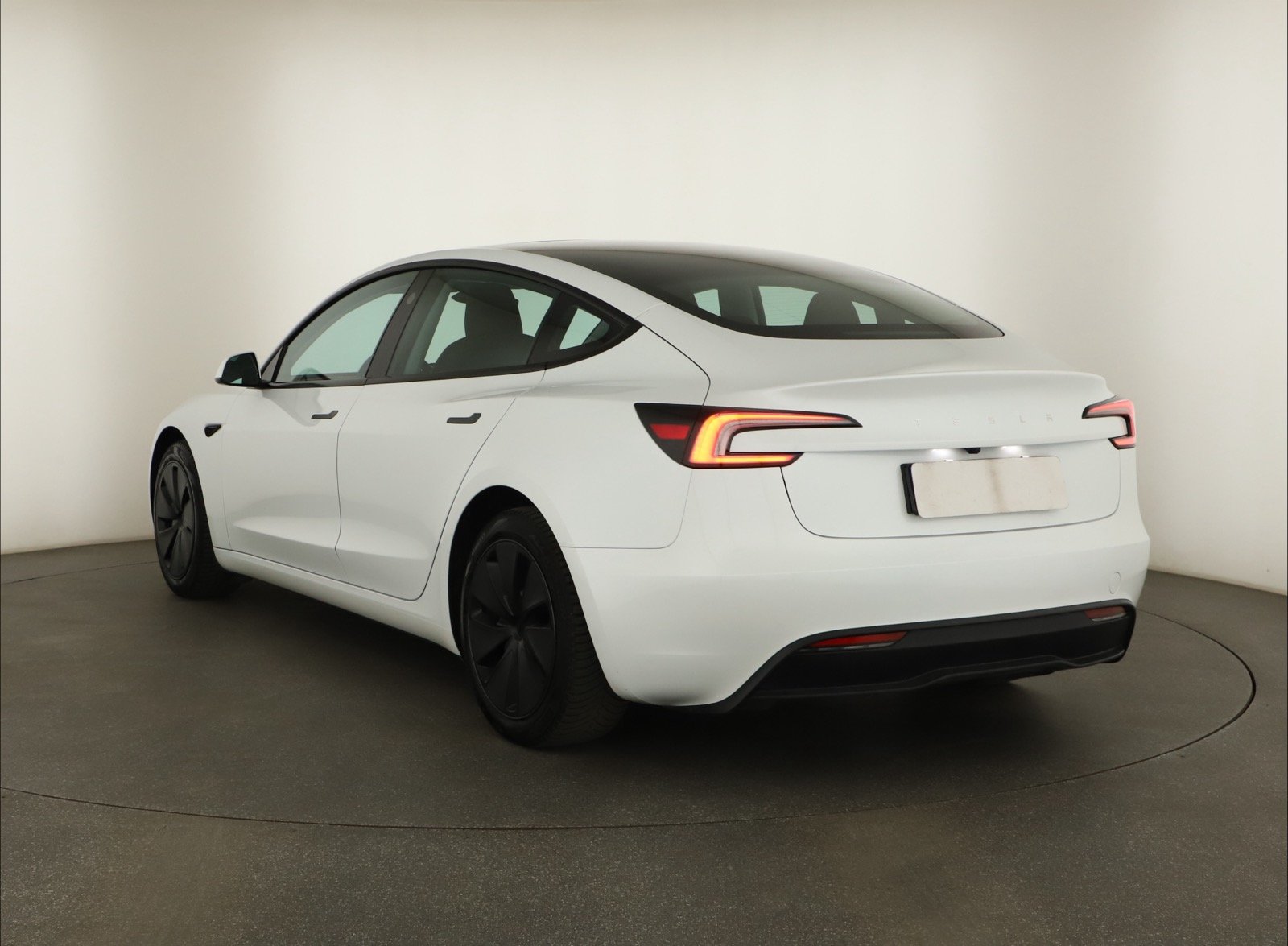 Tesla Model 3 Standard Range Plus – fotografie 5