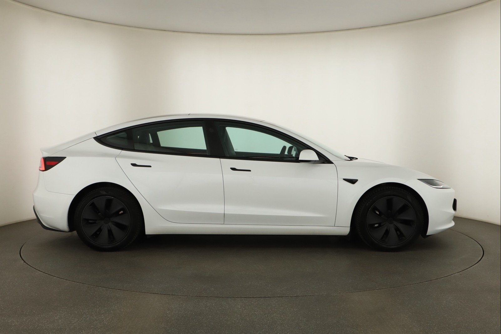Tesla Model 3 Standard Range Plus – fotografie 8