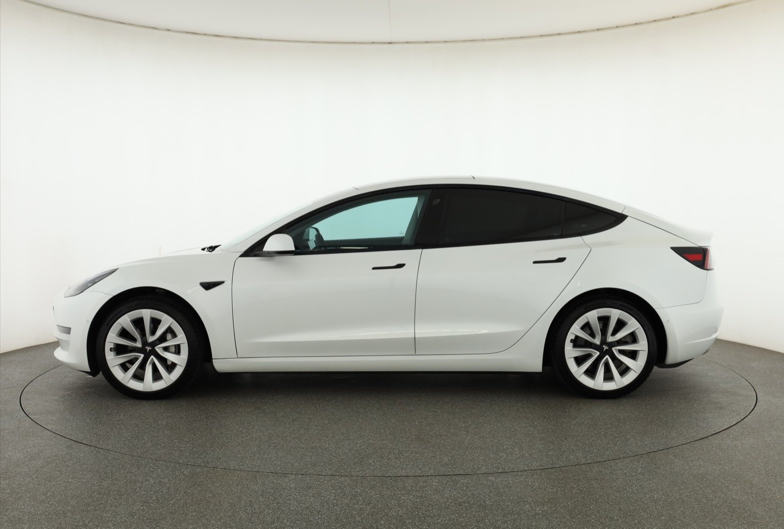 Tesla Model 3 Long Range AWD – fotografie 4