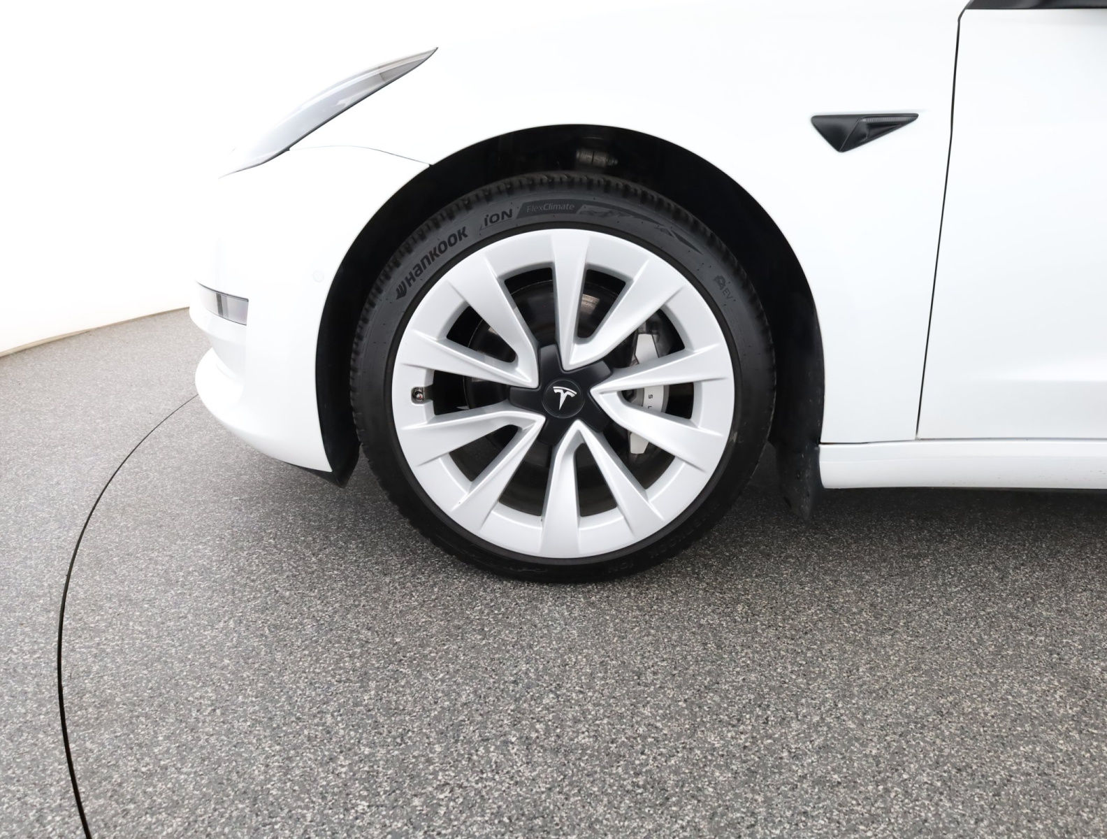 Tesla Model 3 Long Range AWD – fotografie 28