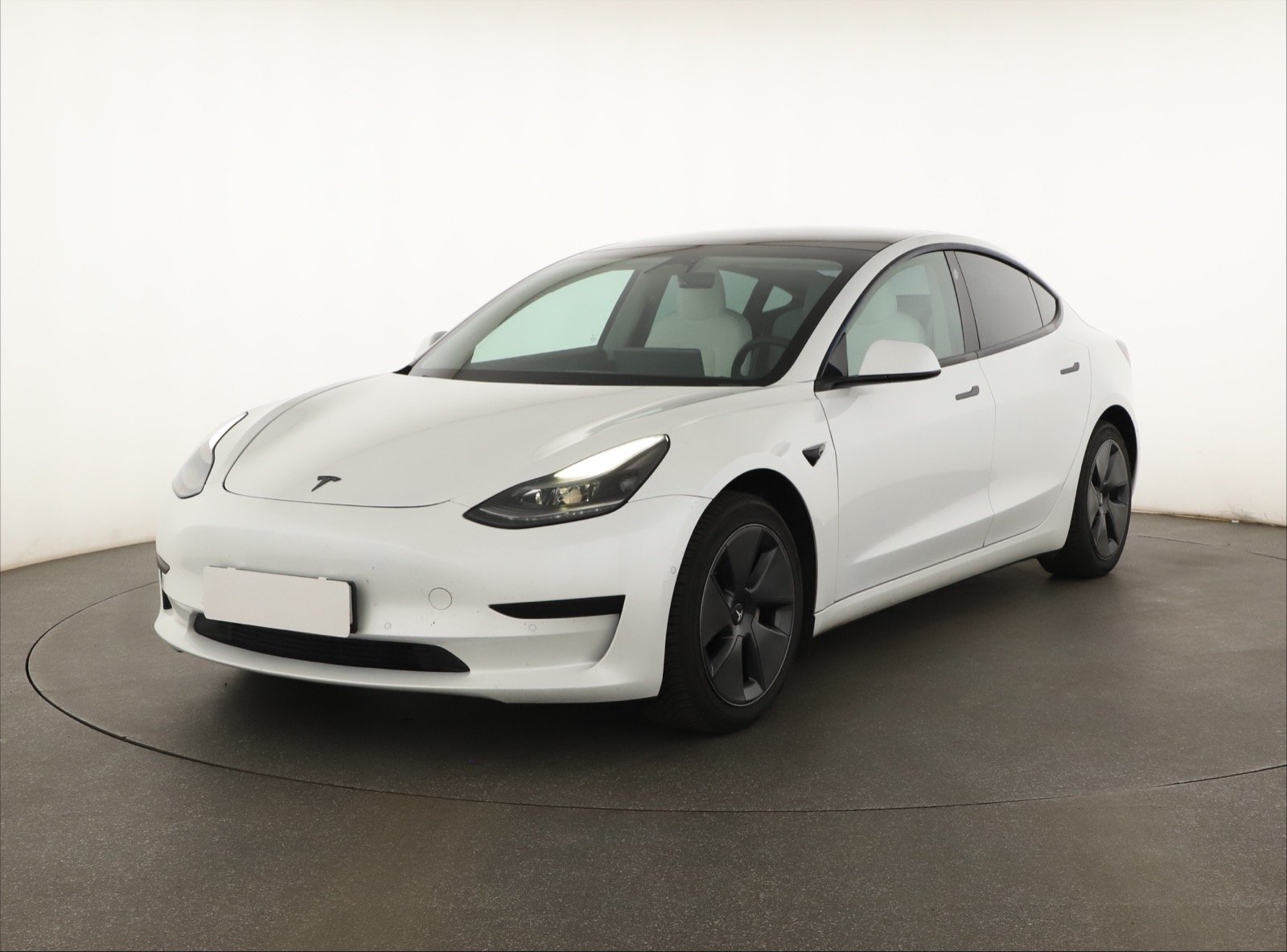 Tesla Model 3 Standard Range Plus – fotografie 3