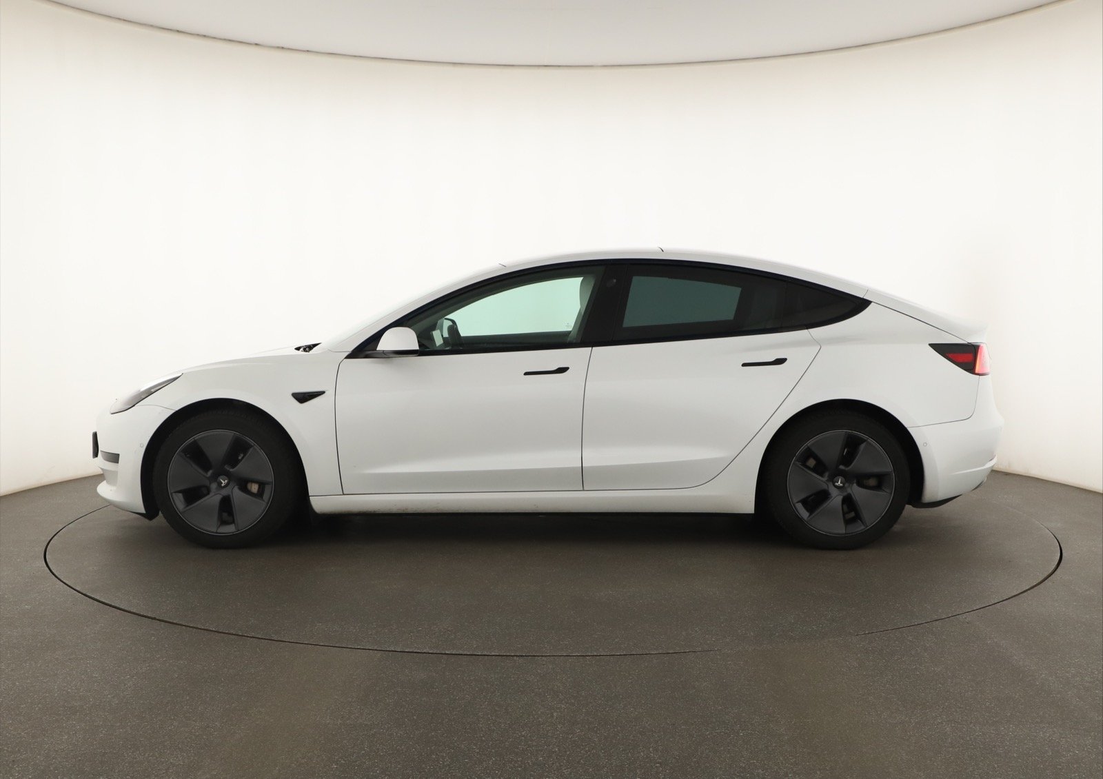 Tesla Model 3 Standard Range Plus – fotografie 4