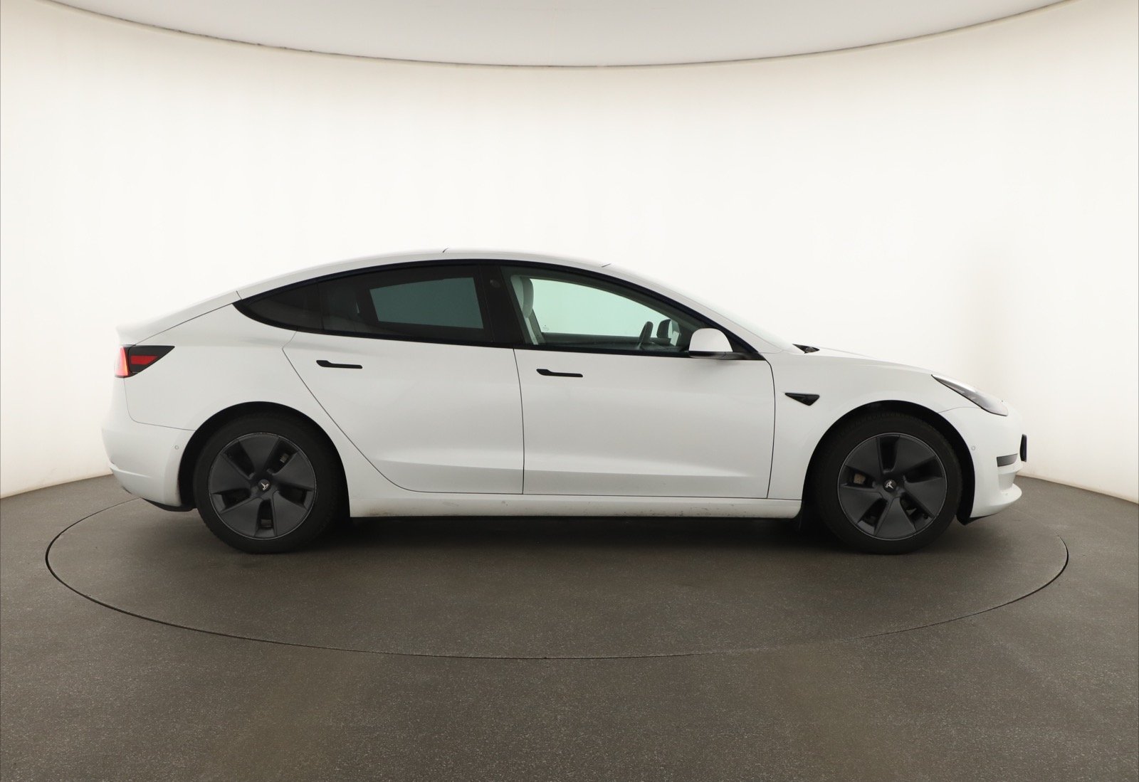 Tesla Model 3 Standard Range Plus – fotografie 8