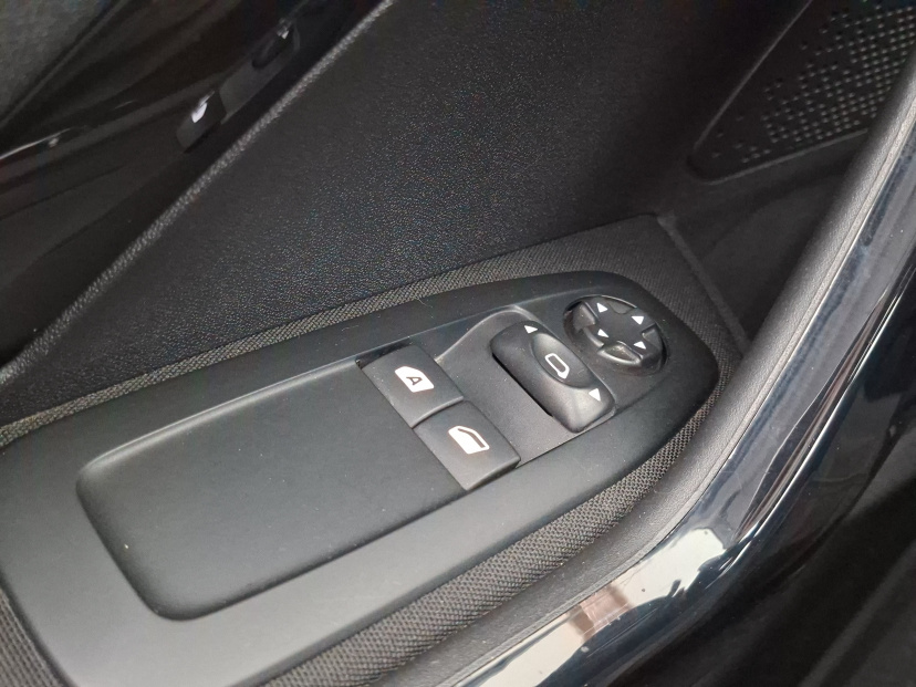 Peugeot 208, 2015