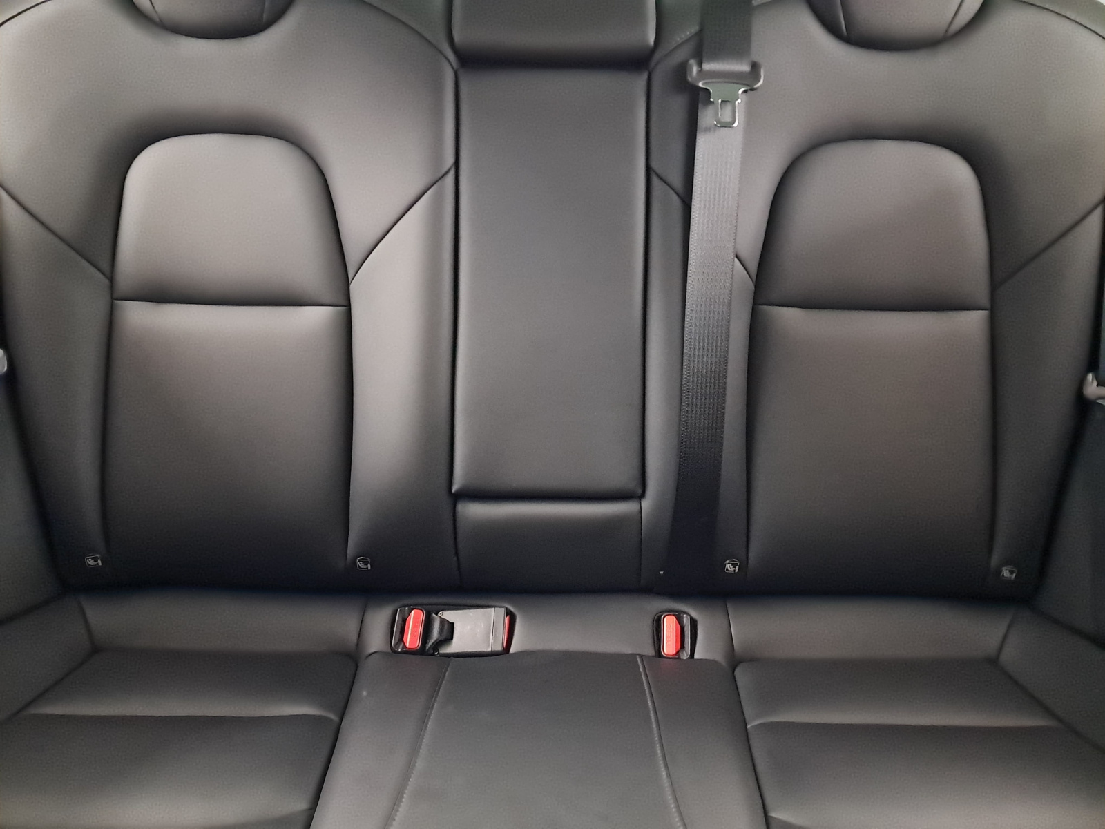 Tesla Model 3 Long Range AWD – fotografie 14